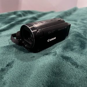 Canon VIXIA HF R800 Portable Video Camera